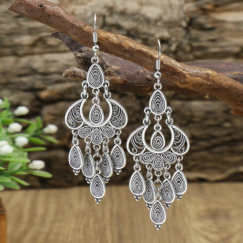 Pendientes colgantes orientales antiguos con decoraciones detalladas