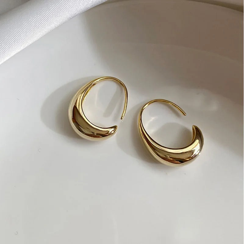 Pendientes elegantes con forma de gota de agua para looks minimalistas y modernos