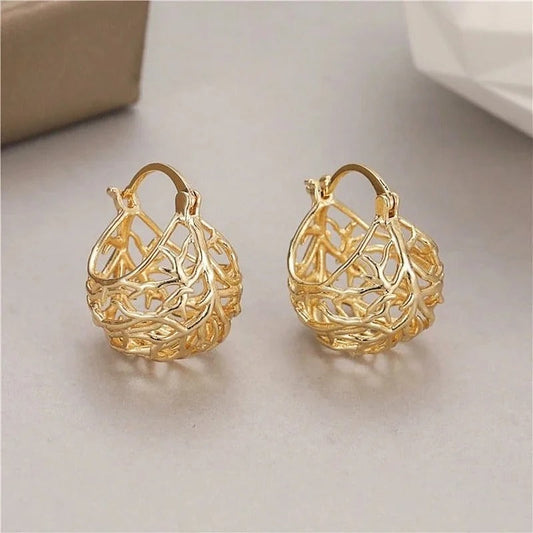 Pendientes de aro con diseño de follaje de filigrana y colgante colgante