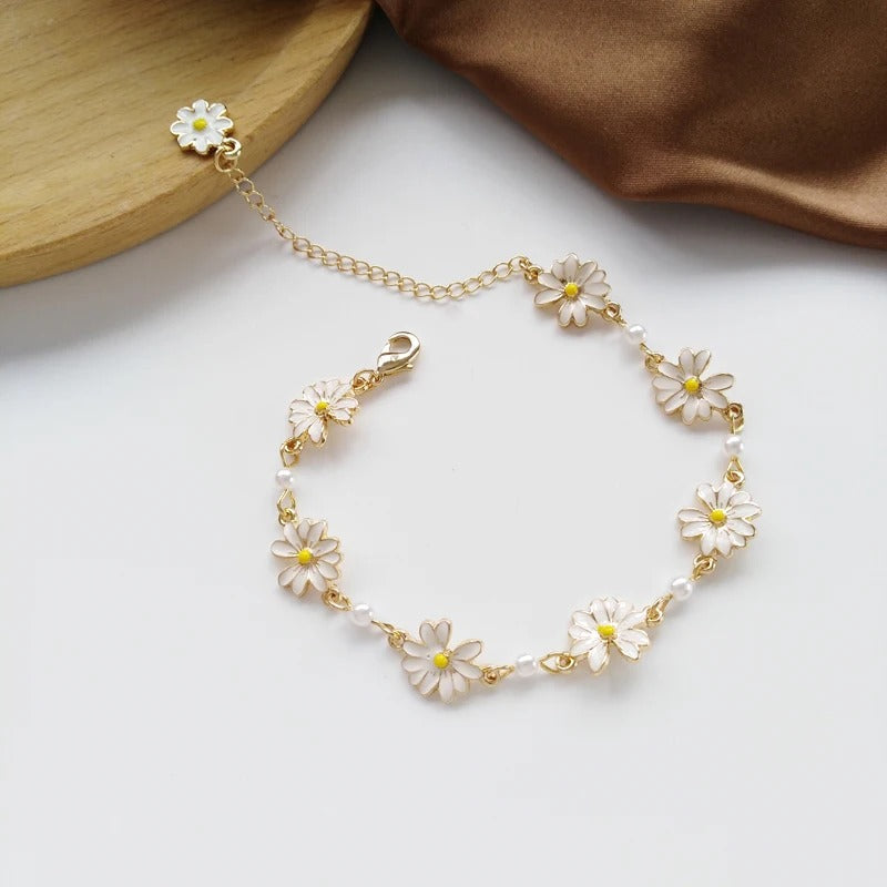 Pulsera de flores con margaritas blancas, delicadas perlas y cadena extensa