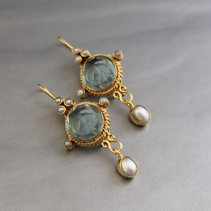 Pendientes vintage de cabujón de vidrio azul con gotas de perlas de agua dulce