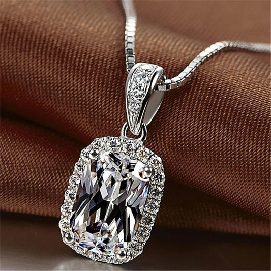 Elegante collar con colgante de cristal talla cojín