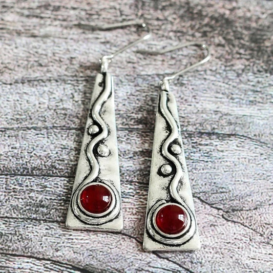 Pendientes vintage con piedra preciosa roja y patrón antiguo
