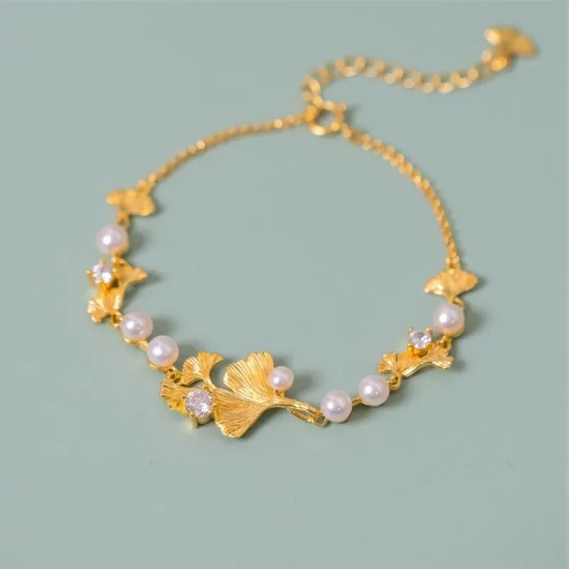 Pulsera de hoja de ginkgo bañada en oro con perlas brillantes y circonitas