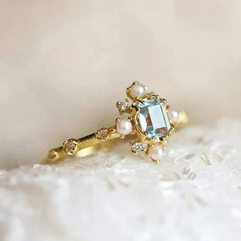 Anillo vintage con incrustaciones de perlas