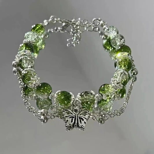 Pulsera de cuentas brillantes con colgante de cuarzo verde y mariposa