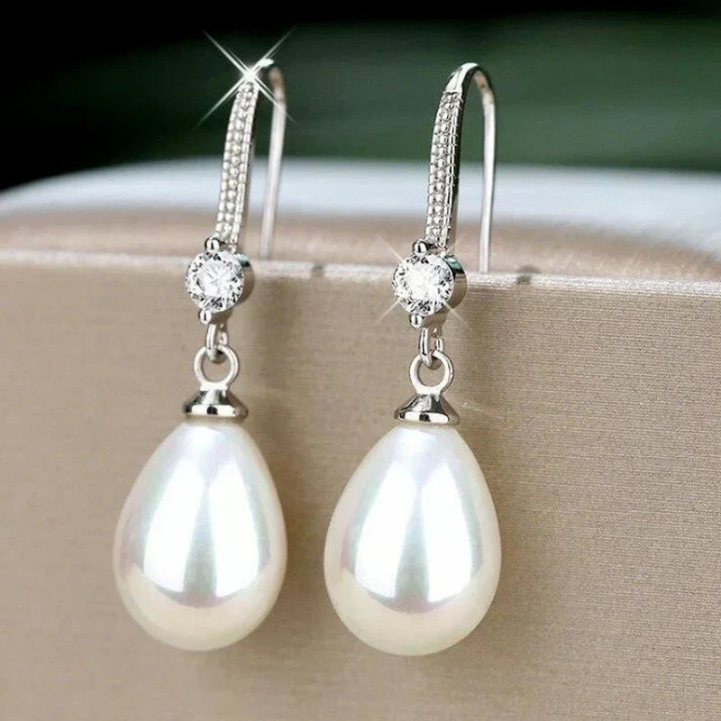 Elegantes pendientes colgantes de perlas de agua dulce con brillantes detalles de circonita cúbica