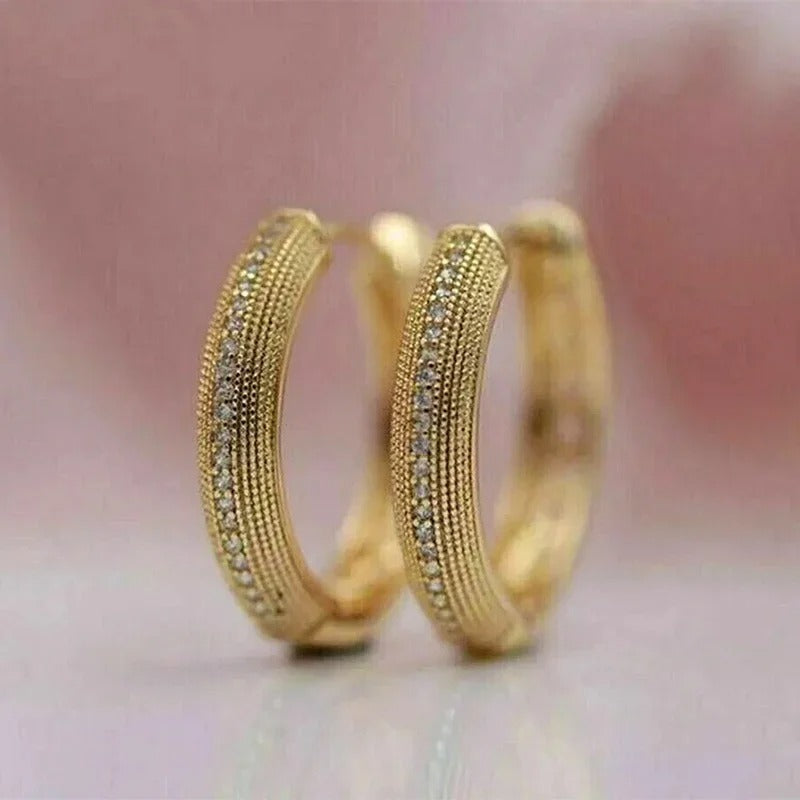 Pendientes de aro elegantes con detalles de circonitas brillantes en estilo vintage