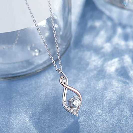 Collar de cristal brillante con colgante solitario retorcido
