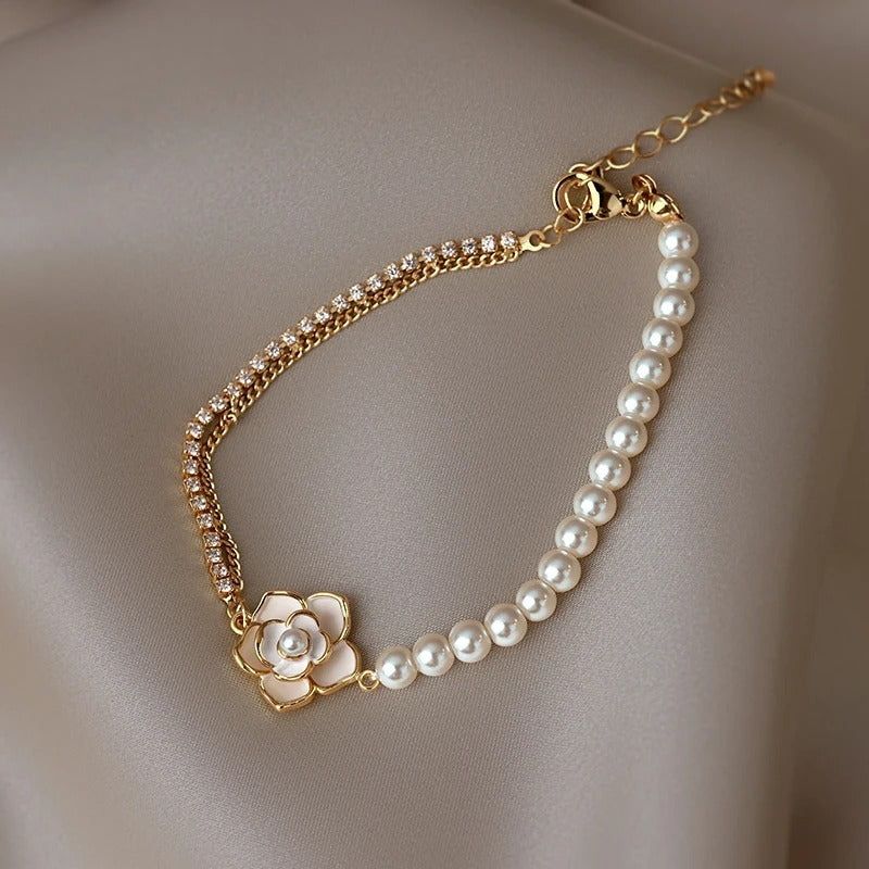 Elegante pulsera de perlas con circonitas y diseño floral de camelia