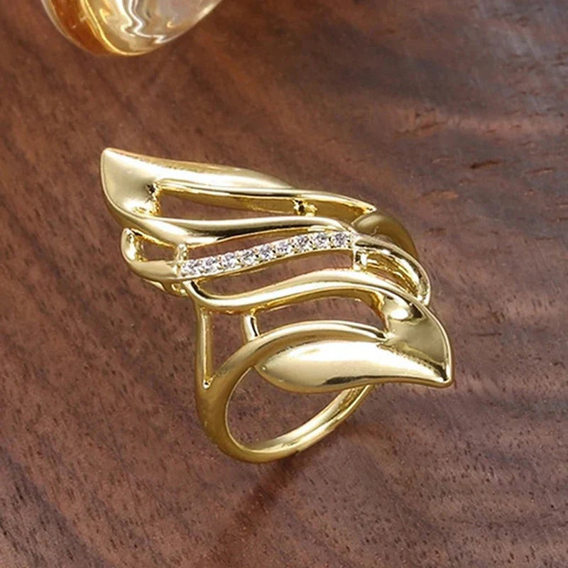 Anillo de Diseño Arquitectónico con Circonitas en Bicolor