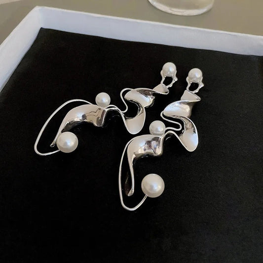 Pendientes llamativos abstractos con perlas para una elegancia moderna