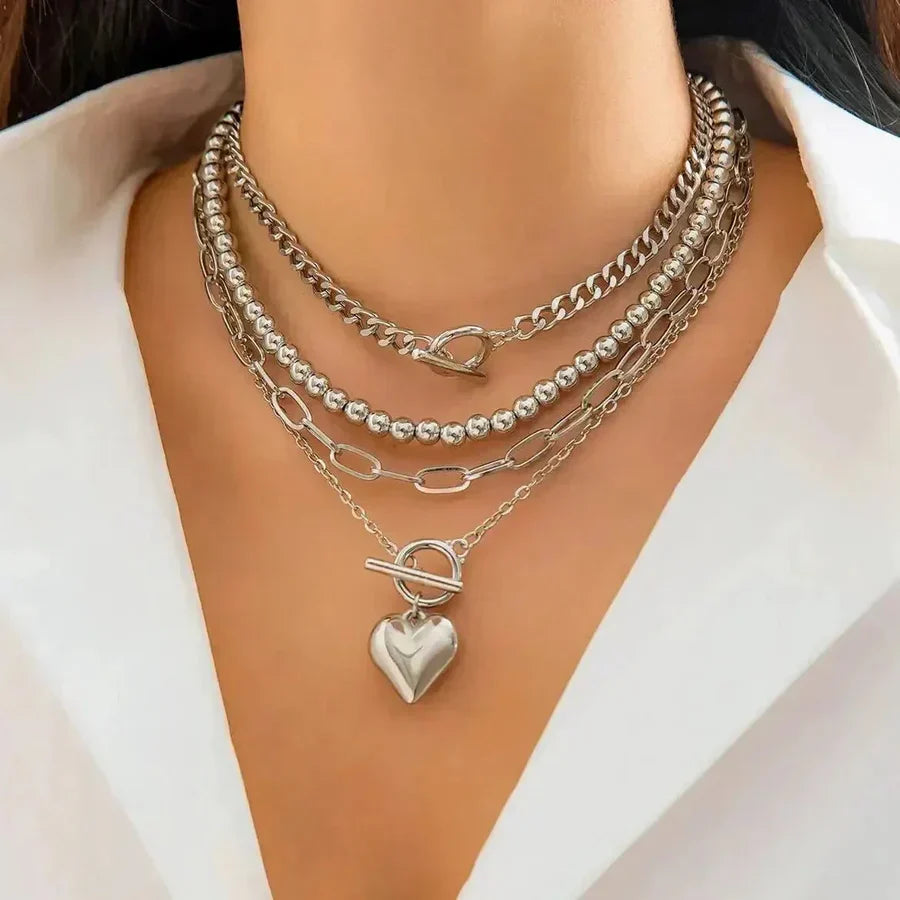 Collar llamativo multicapa con colgante de corazón y combinación de cadenas