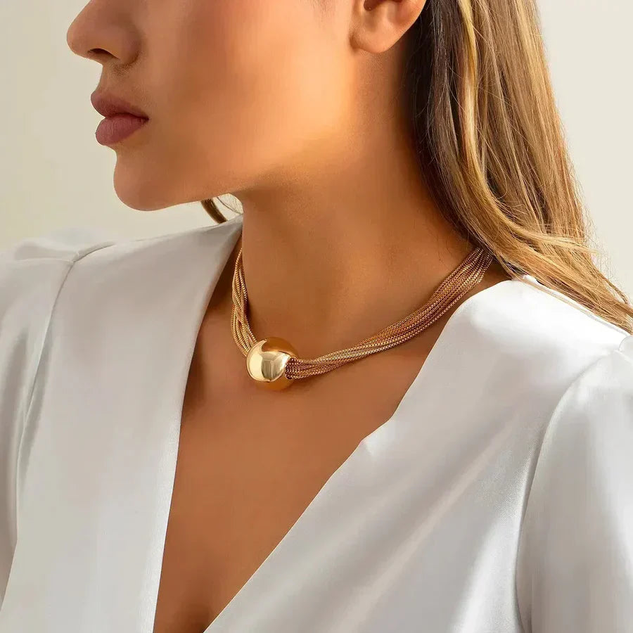 Elegante collar de varias hileras con colgante de bola brillante