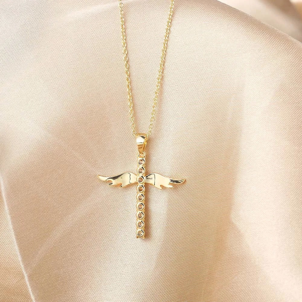 Collar con una cruz de alas elegantemente curvada y detalles brillantes