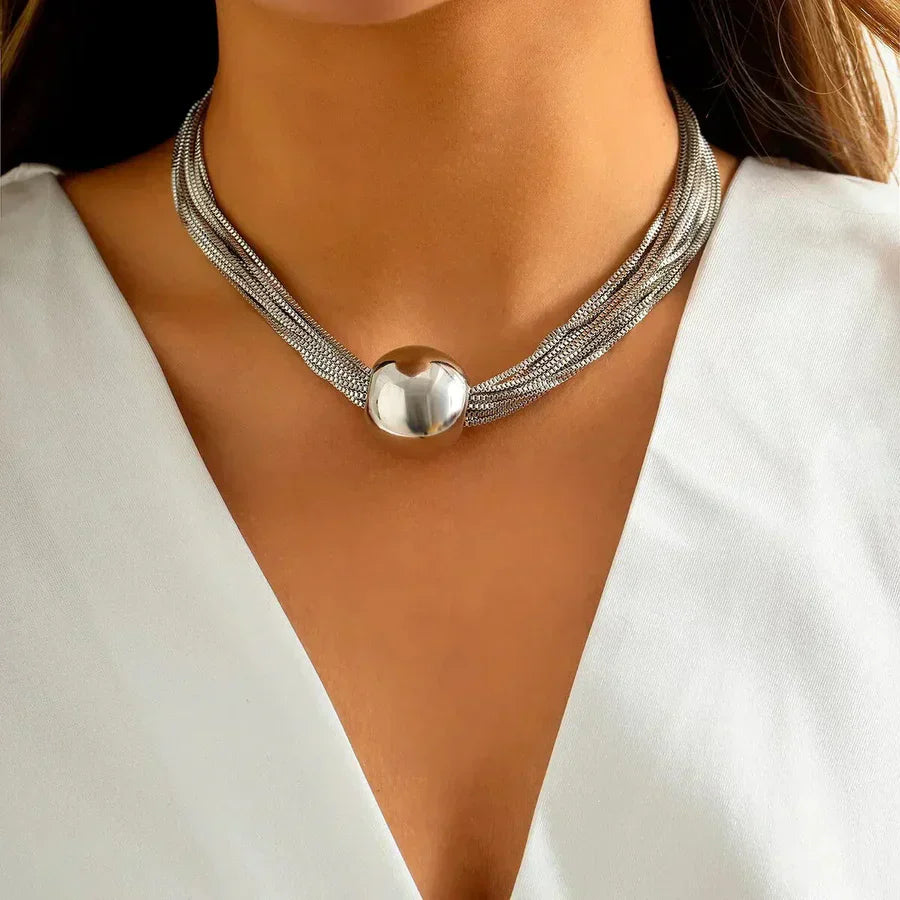 Elegante collar de varias hileras con colgante de bola brillante