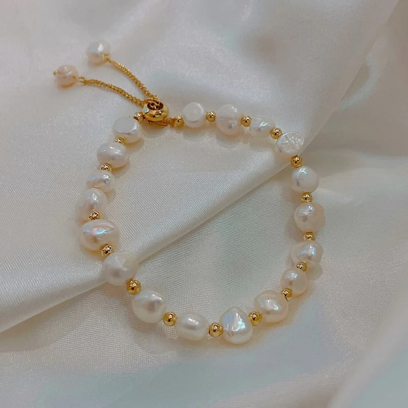Pulsera de perlas con cierre de bolo ajustable y detalles dorados