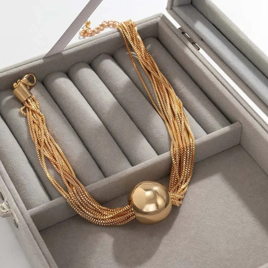 Elegante collar de varias hileras con colgante de bola de metal brillante