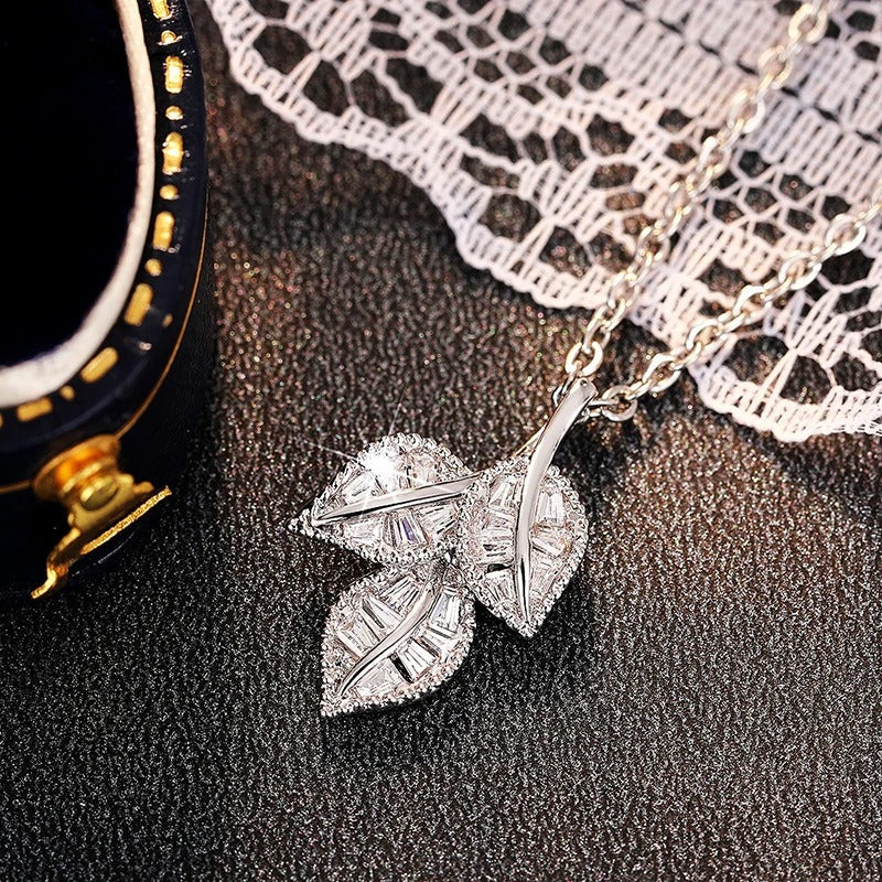 Collar de hojas de circonitas brillantes con elegante cadena