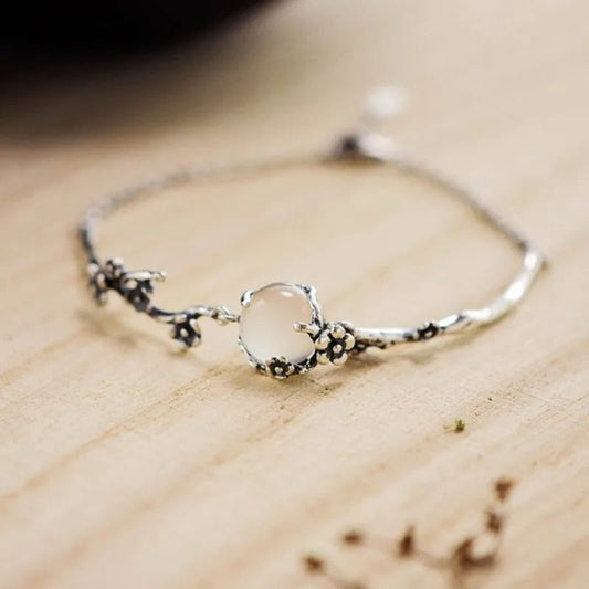 Pulsera vintage con cuarzo rosa y delicados zarcillos florales