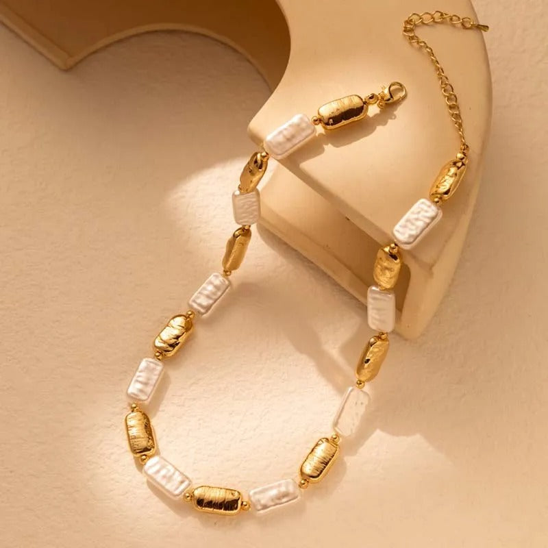Elegante collar con perlas barrocas y rectángulos estructurados