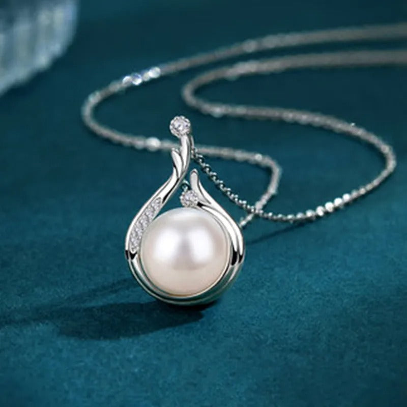 Elegante collar de perlas de agua dulce con adorno de circonitas cúbicas y diseño de lágrima