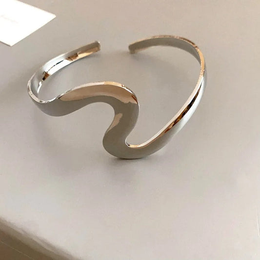 Pulsera ondulada de metal curvo minimalista vintage pulido