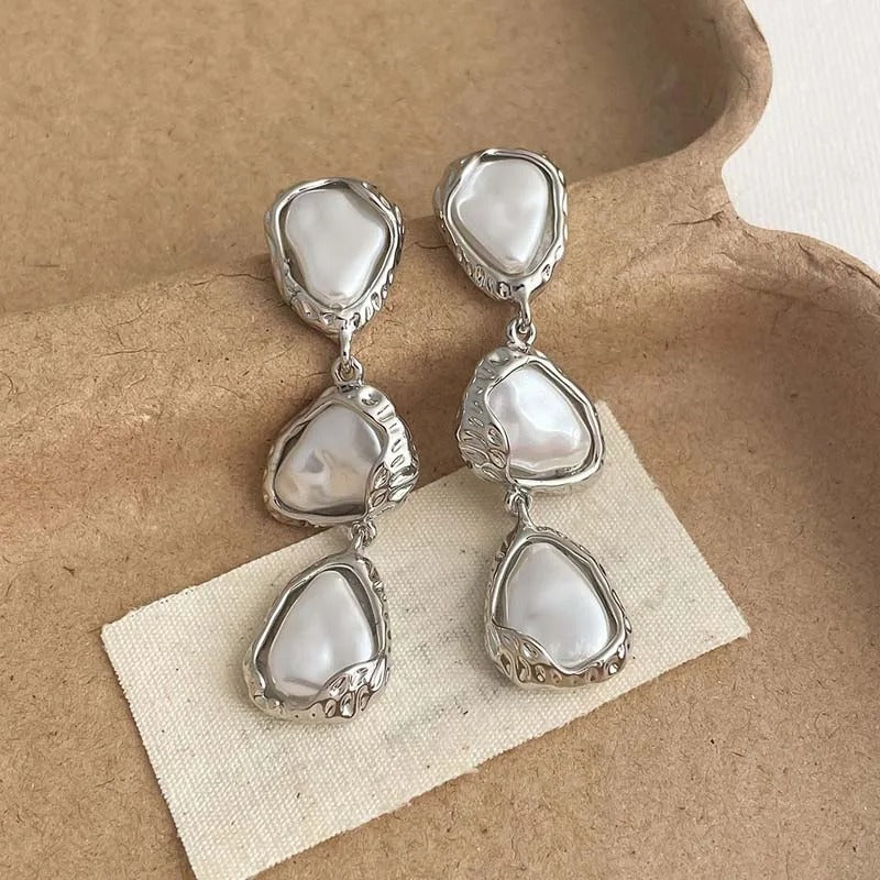 Elegantes pendientes colgantes con perlas irregulares de agua dulce con diseño de lágrima
