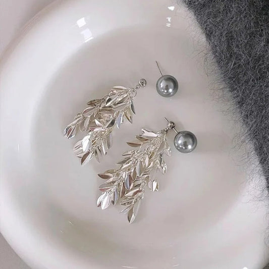 Pendientes elegantes con hojas y perlas grises