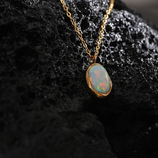 Collar de ópalo vintage con piedra elegante y brillante
