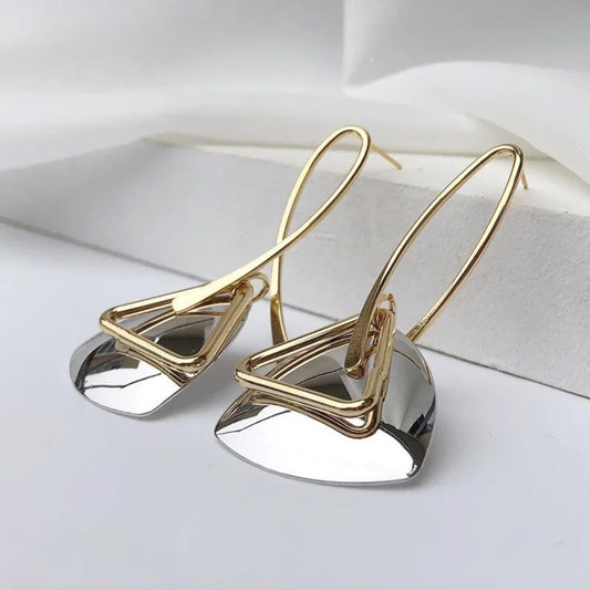 Pendientes elegantes y llamativos con elementos metálicos geométricos y un acabado brillante
