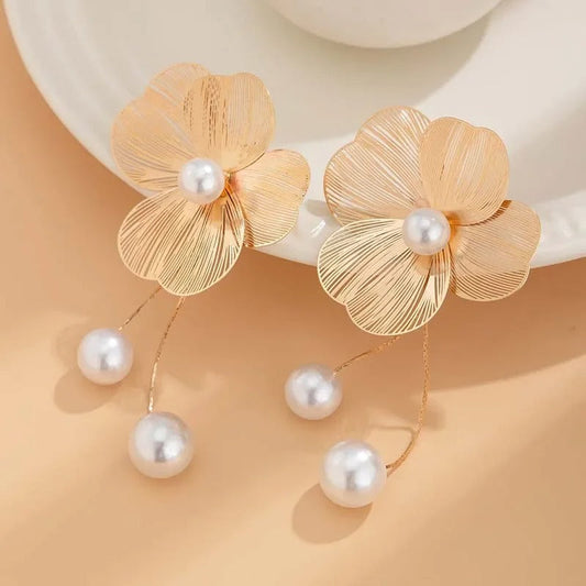 Elegantes pendientes de flores de perlas con delicado diseño y colgantes oscilantes