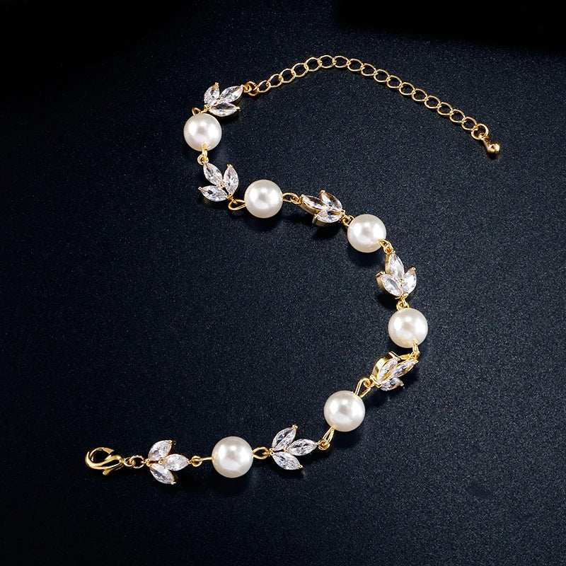 Elegante pulsera de perlas con hojas de circonitas brillantes para mujer