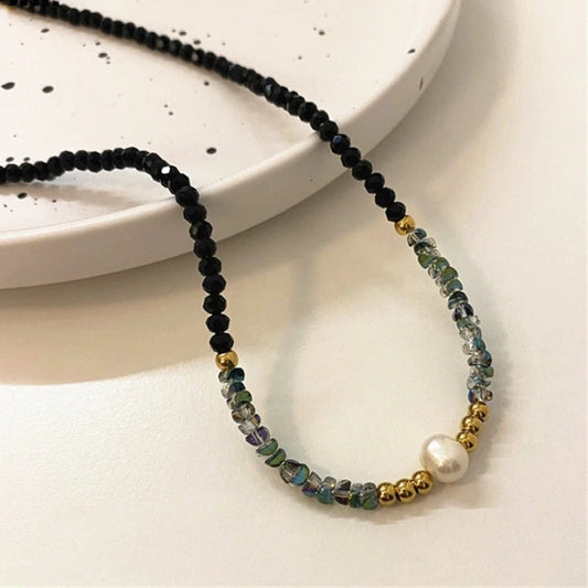 Elegante collar de perlas negras con piedras brillantes y perlas de agua dulce