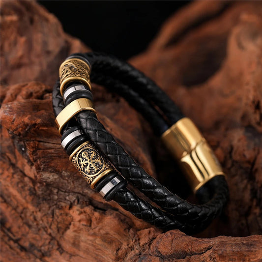 Pulsera para hombre realizada en cuero trenzado negro con llamativos adornos de acero inoxidable
