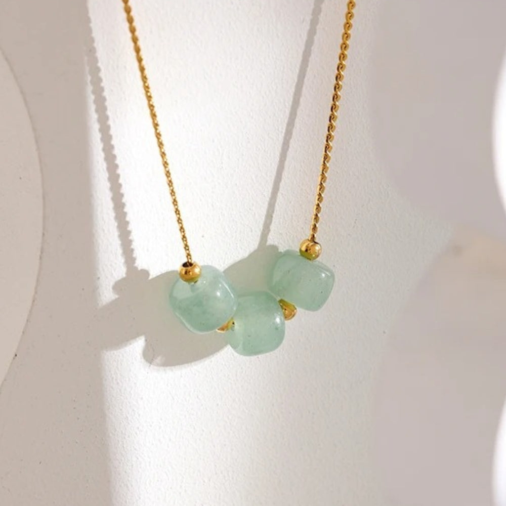 Collar vintage con suaves cuentas de piedras preciosas verdes