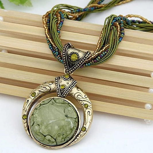 Collar vintage boho con colgante grande de piedras semipreciosas y pedrería