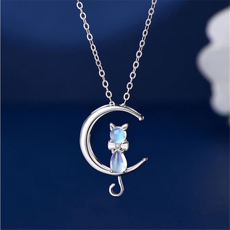Collar de luna creciente con gato en colgante de piedra lunar