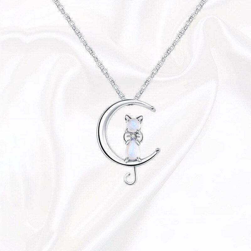 Collar de luna creciente con gato en colgante de piedra lunar