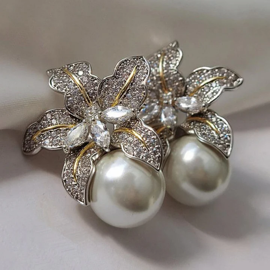 Pendientes de flores brillantes con perlas brillantes y circonitas
