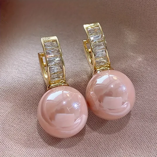 Elegantes pendientes de perlas rosas con detalles de circonitas radiantes