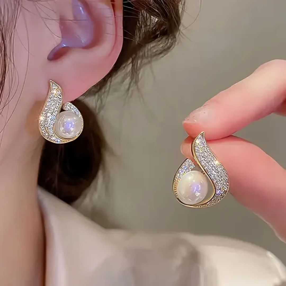 Pendientes elegantes de circonitas con cuentas brillantes en forma de gota