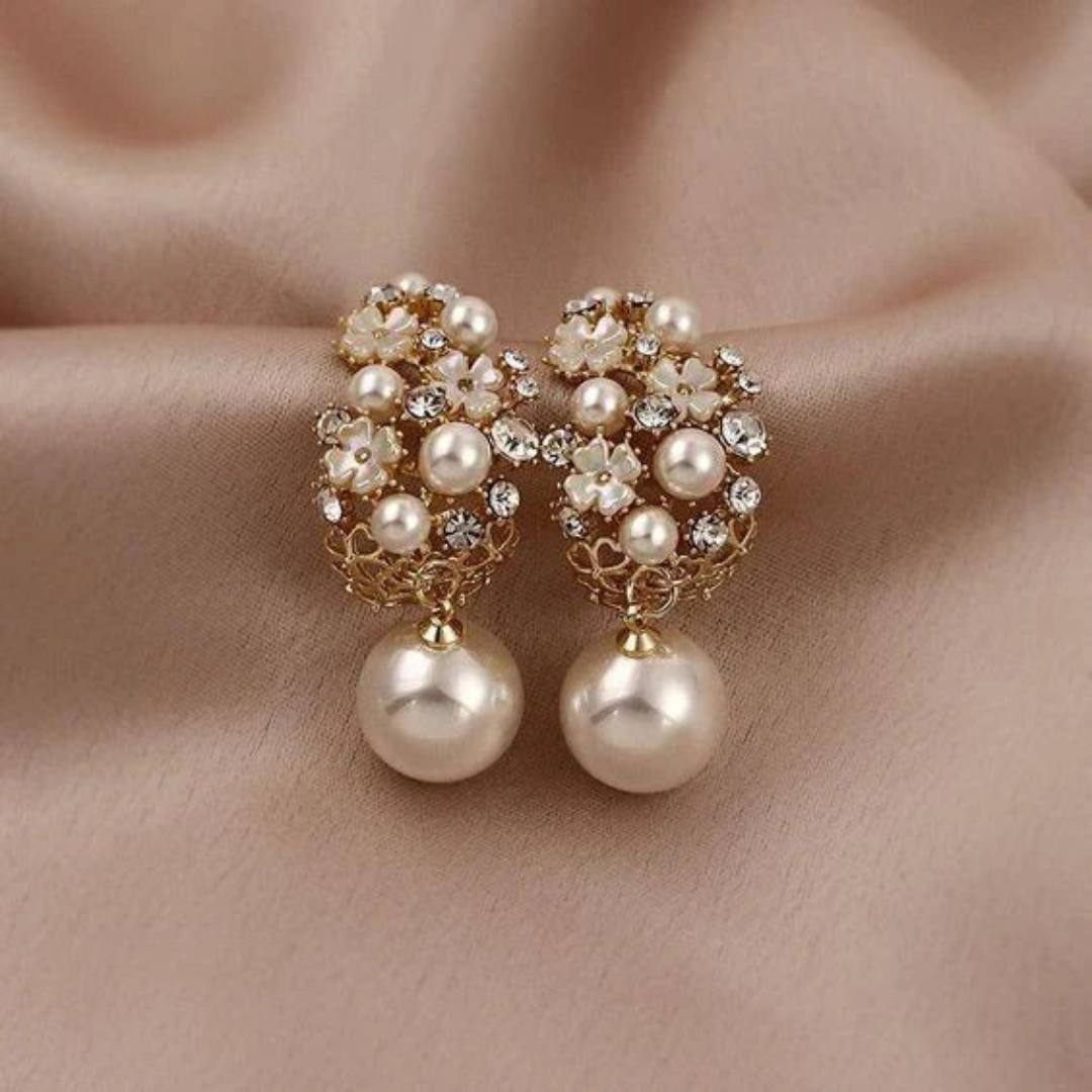 Elegantes pendientes de flores con perlas y strass brillantes