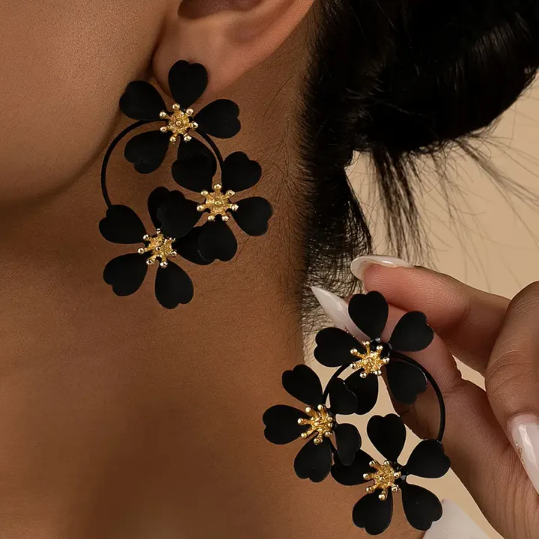 Elegantes pendientes de flores negras con un delicado diseño floral