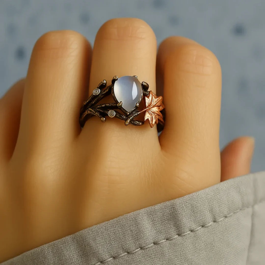 Anillo con Piedra Luna Natural – Elegancia de la Naturaleza
