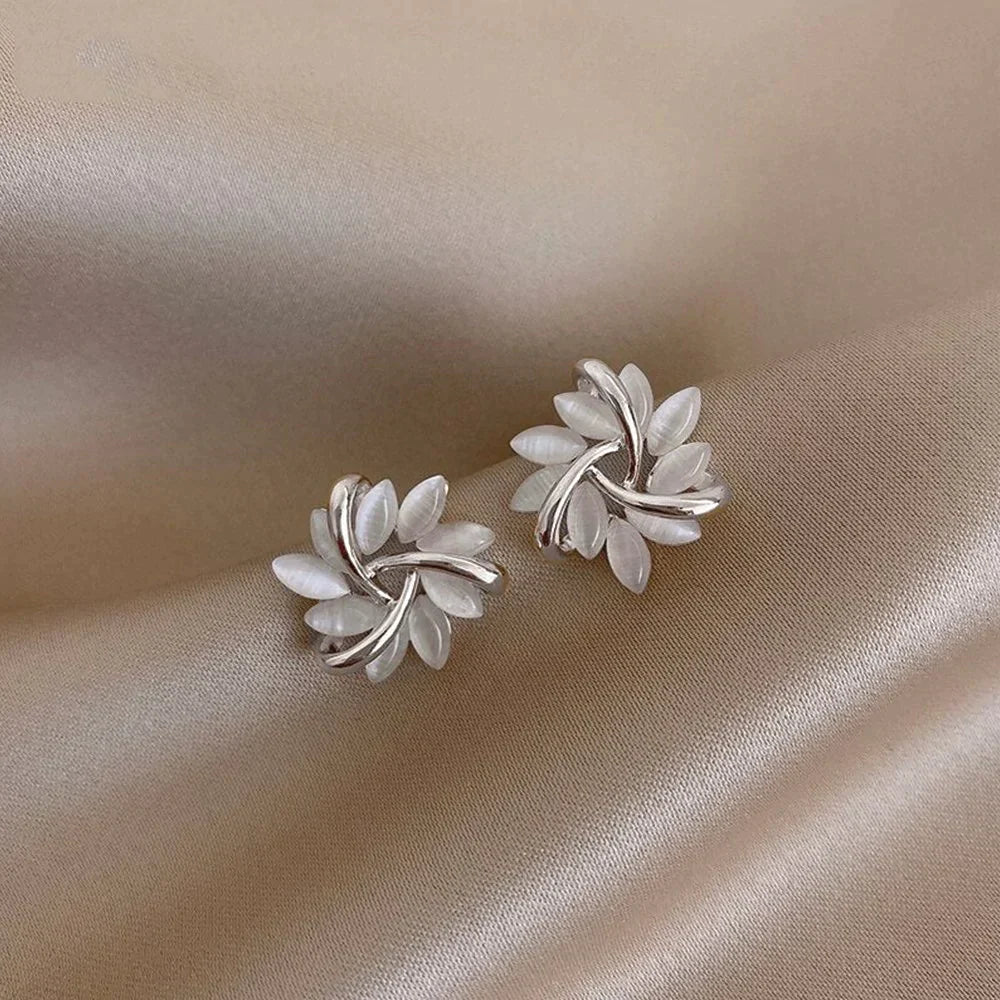 Elegantes pendientes de flores de ópalo con diseño retorcido