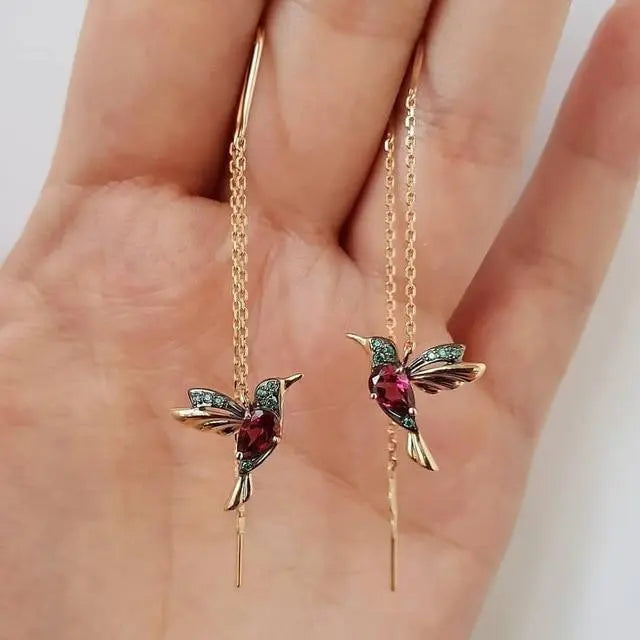 Pendientes de hilo con detalles en colibrí, circonitas y esmalte