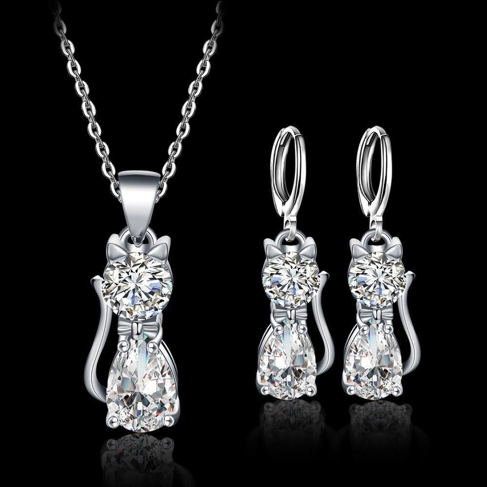 Conjunto de joyas de gato brillante con collar y pendientes de circonitas