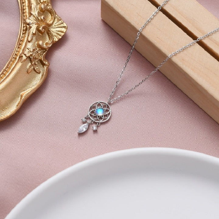 Collar atrapasueños de piedra lunar con colgantes de circonitas