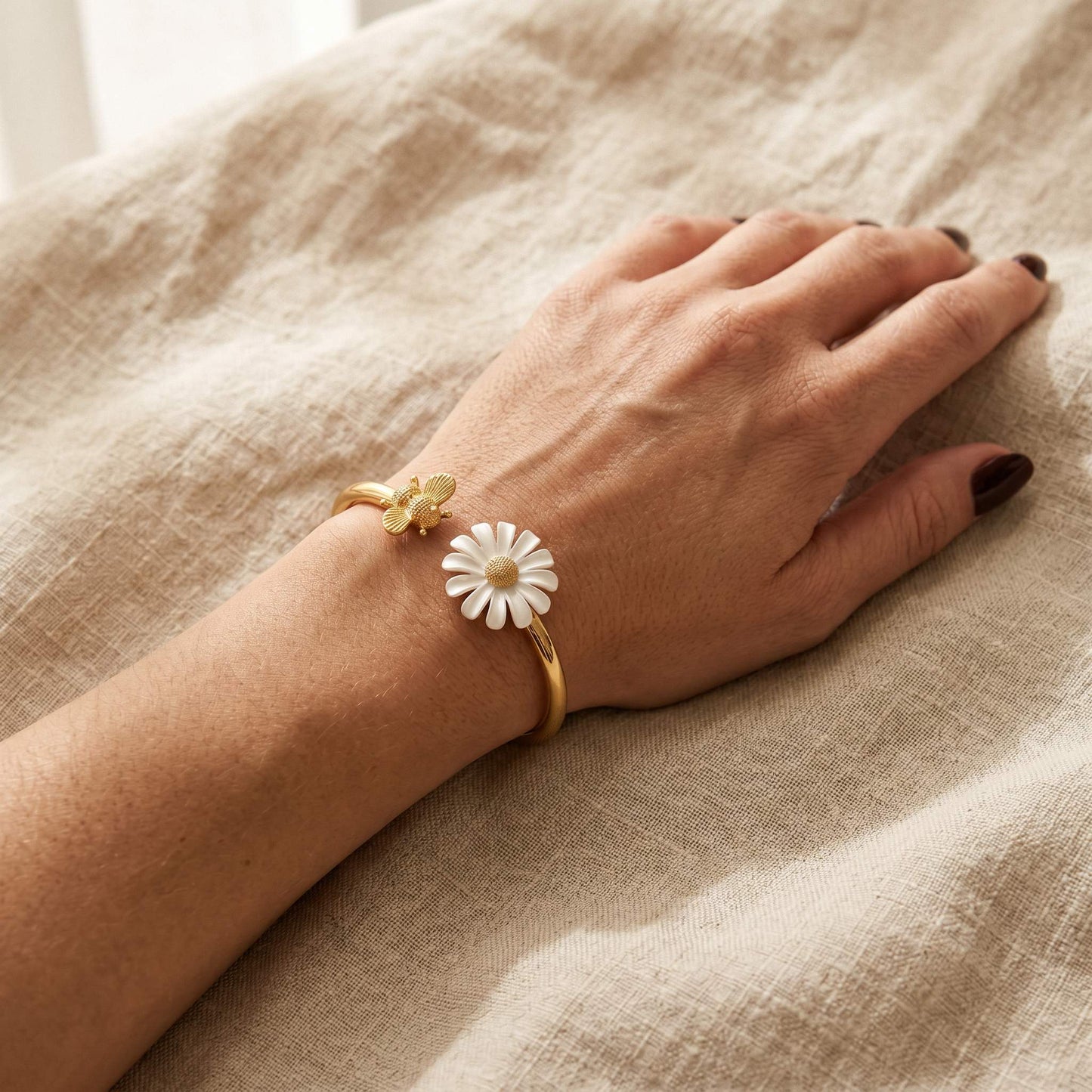 Encantador brazalete de margaritas y abejas con detalles florales